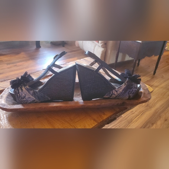 Elegant Black, Blue, and White Wedge Sandals - Picture 3 of 10